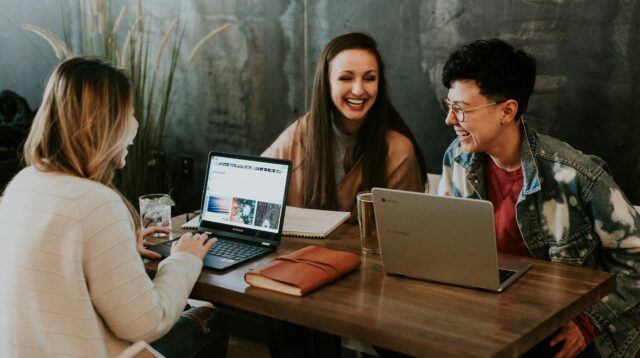 Apa Contoh Batasan Sehat dengan Rekan Kerja (Foto: unsplash/Brooke Cagle)