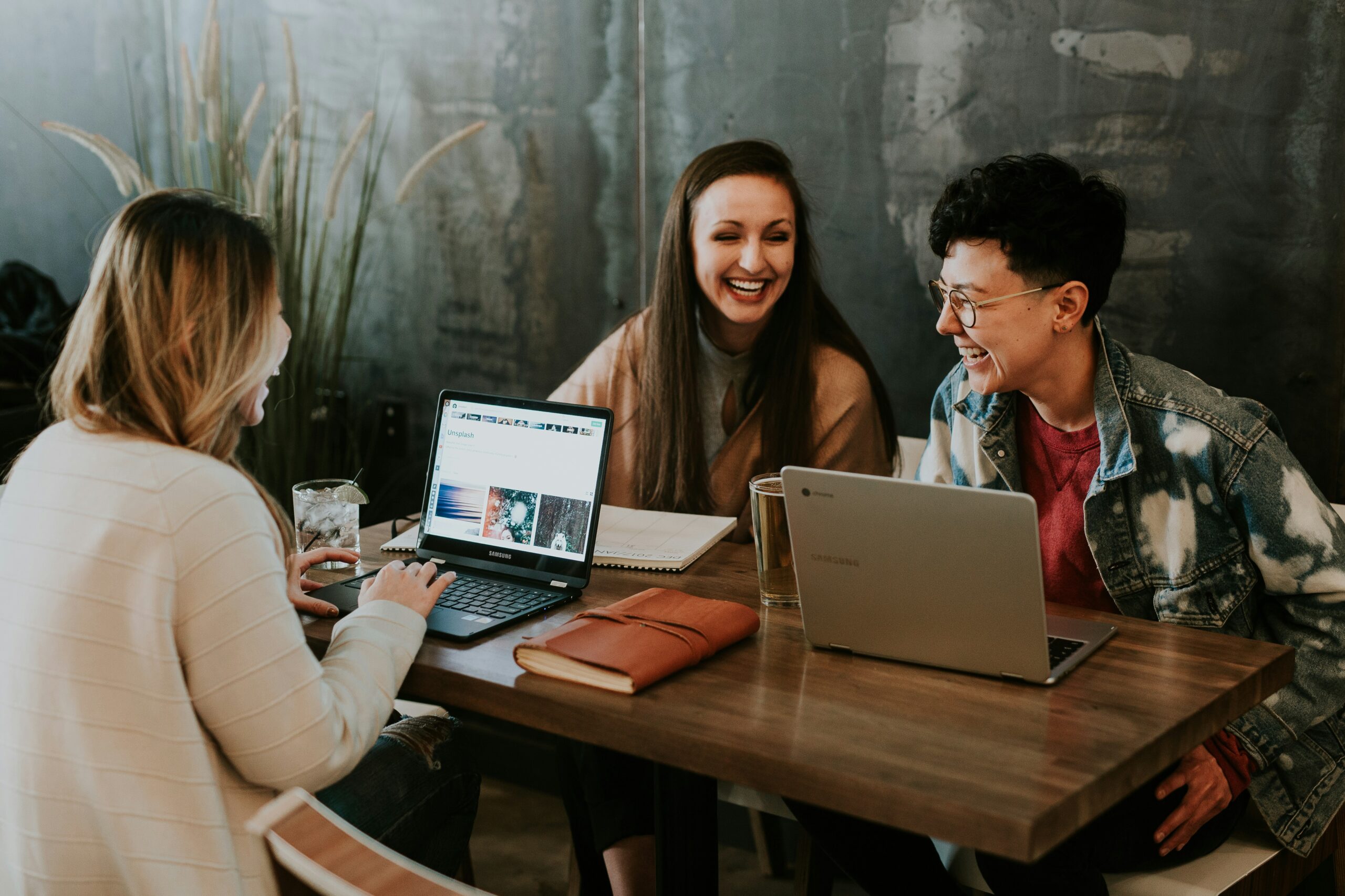 Apa Contoh Batasan Sehat dengan Rekan Kerja (Foto: unsplash/Brooke Cagle)