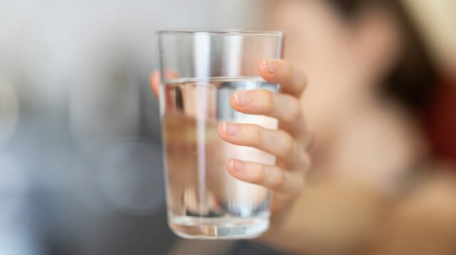 Minum Air Putih 8 Gelas Sehari Wajib Cek Faktanya (Foto: unsplash/engin akyurt)