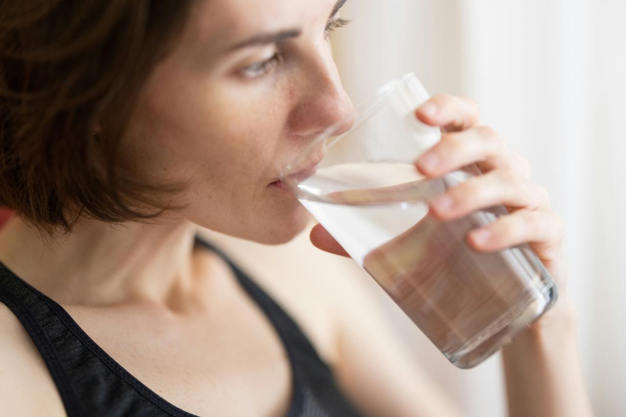 Apakah Minum Air Putih 8 Gelas Sehari Wajib?