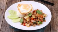 Gambar piring makan seimbang yang menunjukkan perbandingan porsi sayur, nasi, dan lauk dalam sekali makan.