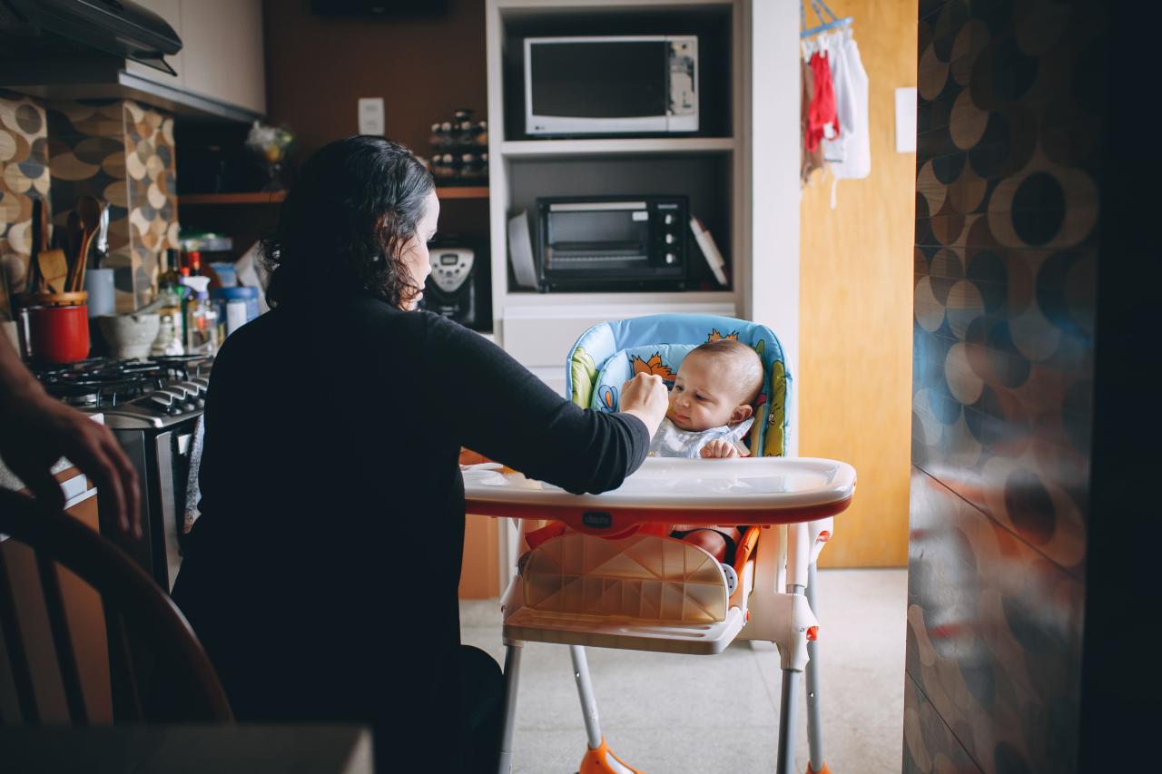 Ibu menyuapi bayi yang menolak makan dengan sabar tanpa memaksa