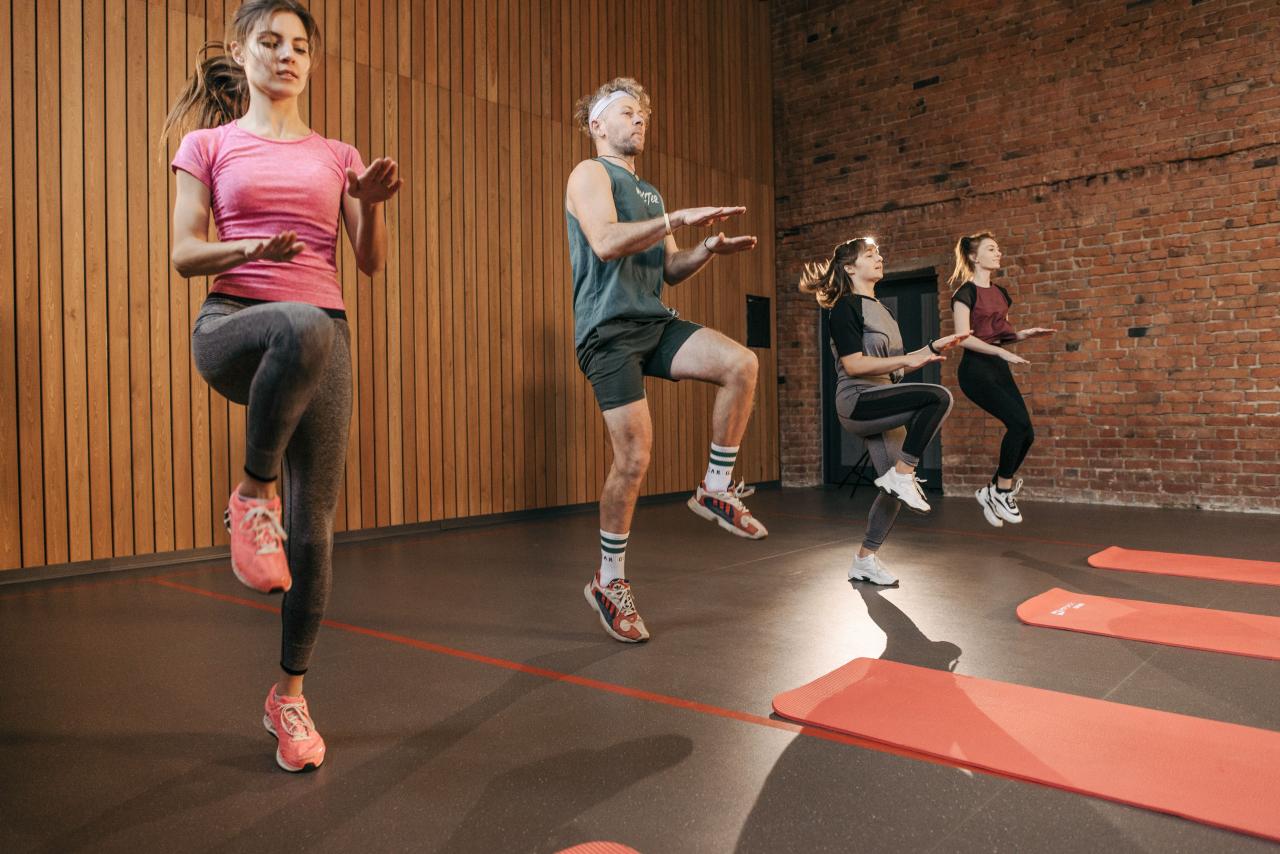 cara memaksimalkan latihan bodyweight: tambah repetisi, perlambat tempo, kurangi waktu istirahat.