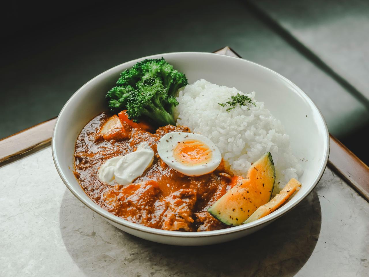 pembagian porsi makan sehat: dua pertiga setengah piring untuk sayur, buah, dan telur.