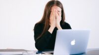 pexels-shvetsa-4226215 karyawan mengalami burnout akibat tekanan kerja